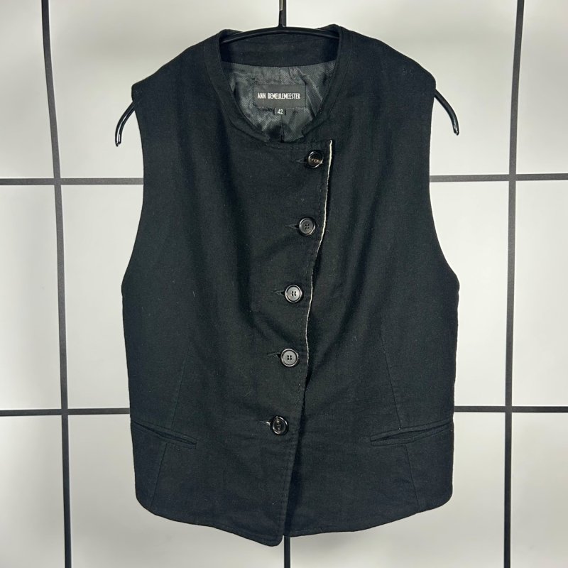 |[ 2000s Ann Demeulemeester Asymmetric Button Gilet Top ]|